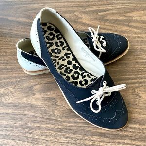 [ Sold ] ModCloth Retro Black and Beige Lace-up Flats, Size 8